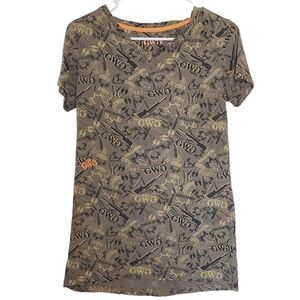 1015 * Girls with Guns Camo V Neck Tee Tan/Green Size Unknown